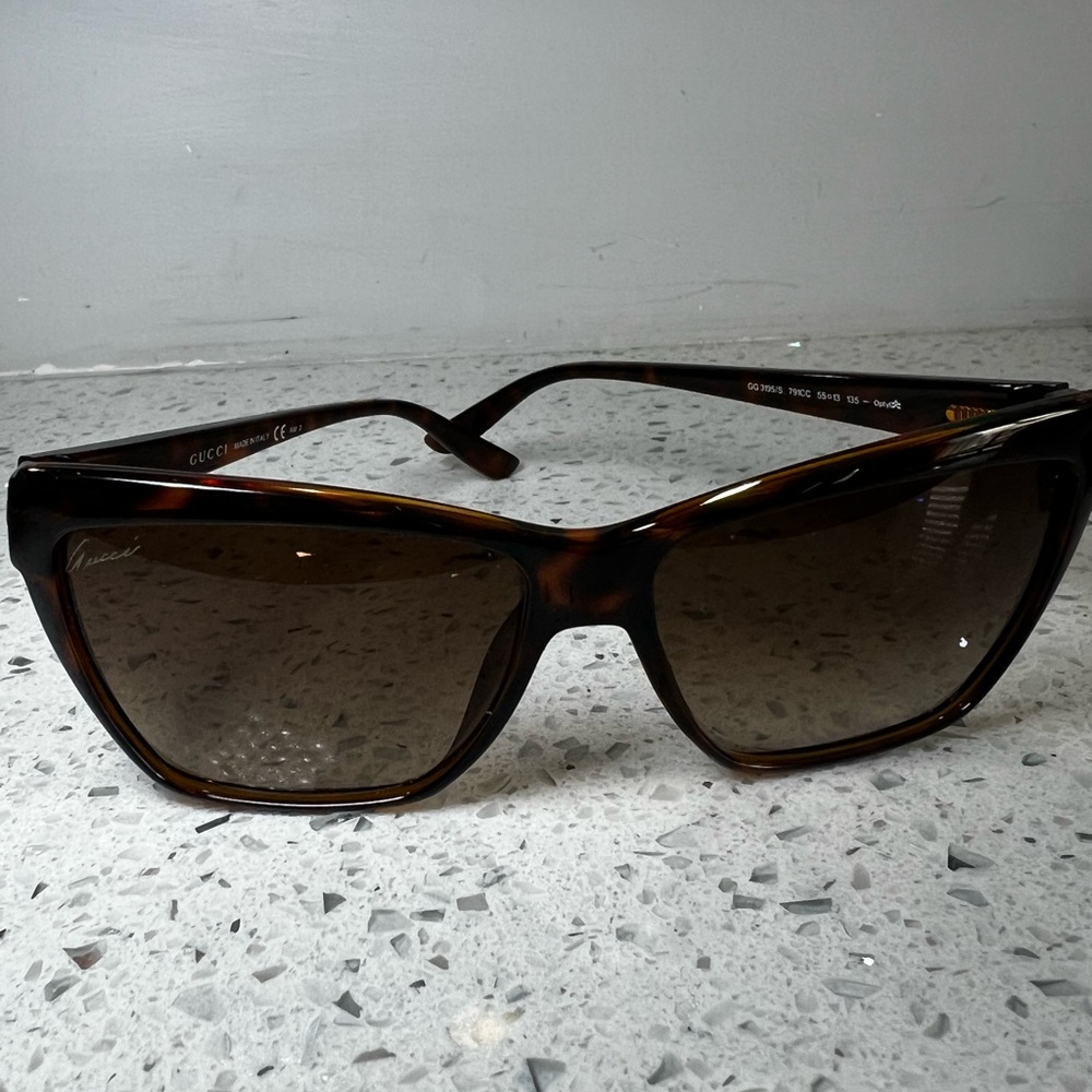 Cat Eye GUCCI Sunglasses - Picture 2 of 5